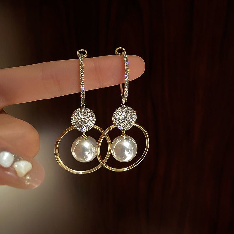 Luxe Ohrringe mit Irisierten Perlen und Zirkonia