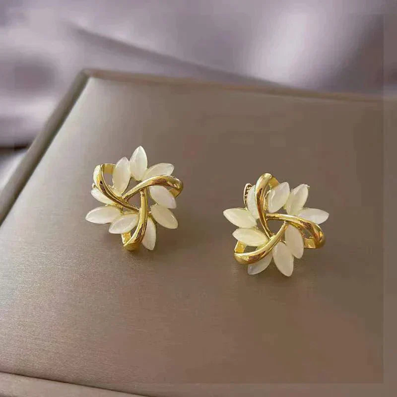 Luxe weiße Opalohrringe in Gold